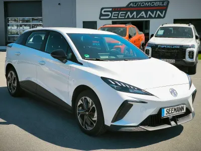 Begagnad MG MG4 EV 125 kW (170 HK) 2023 Vit Halvkombi