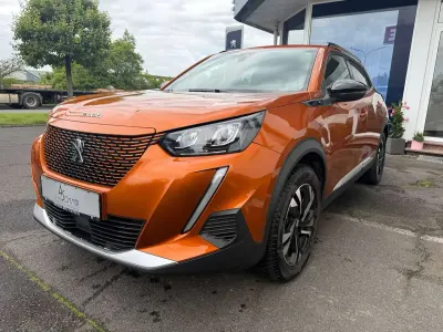 Gebraucht Peugeot e-2008 Allure 100 kW (136 PS) 2023 Orange fusion SUV