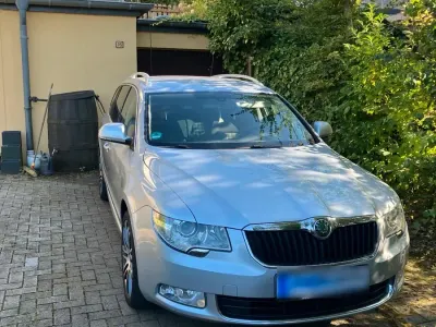 Gebraucht Skoda Superb Ambition 125 PS (91 kW) 2012 Silber Kombi