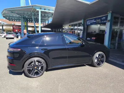 Gebraucht Porsche Cayenne Turbo 549 PS (403 kW) 2023 Schwarz SUV