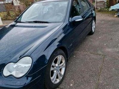 Second-hand Mercedes 220 150 CP (110 kW) 2005 Albastru Berlinǎ