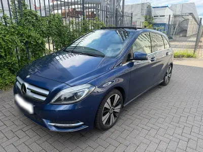 Gebraucht Mercedes B200 156 PS (114 kW) 2012 Blau Kleinwagen