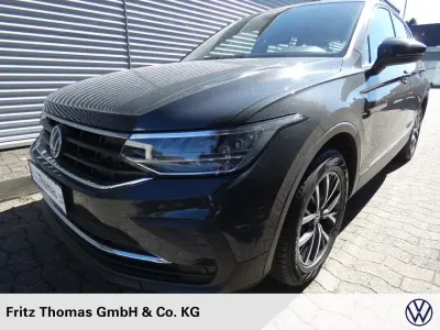 Gebraucht VW Tiguan Life 122 PS (89 kW) 2023 Uranograu SUV