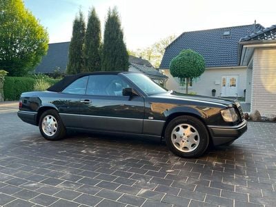 Gebraucht Mercedes E200 136 PS (100 kW) 1996 Schwarz Cabrio