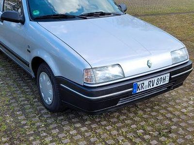 Usado Renault 19 90 CV (66 kW) 1989 Plateado Berlina