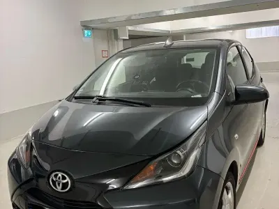 Gebraucht Toyota Aygo X-play 69 PS (50 kW) 2015 Grau Kleinwagen