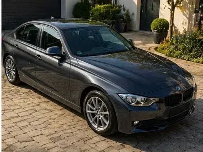 Usado BMW 318 Sport Line 143 HP (105 kW) 2013 Cinzento Sedan