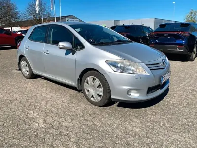 Gebraucht Toyota Auris Executive 132 PS (97 kW) 2012 Grau Limousine