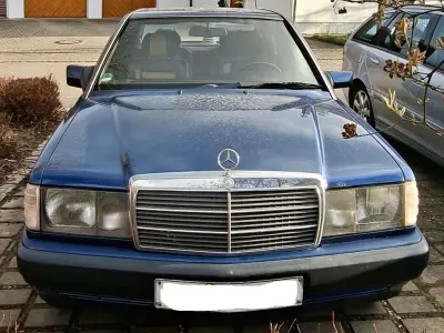Używany Mercedes 190 Avantgarde 136 KM (100 kW) 1992 Niebieski Sedan/Limuzyna
