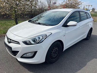 Gebraucht Hyundai i30 Trend 99 PS (72 kW) 2013 Weiß Kombi