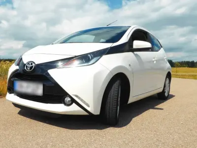 Gebraucht Toyota Aygo X-play 69 PS (50 kW) 2017 Weiß Kleinwagen
