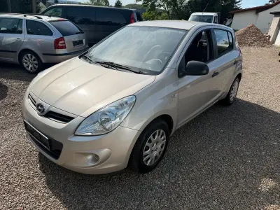 Gebraucht Hyundai i20 77 PS (56 kW) 2009 Gold Kleinwagen