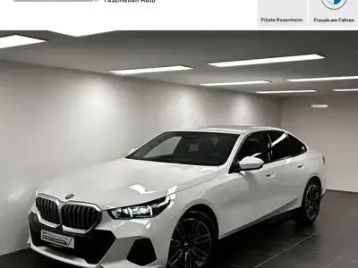 Gebraucht BMW 550e M Sport 489 PS (359 kW) 2025 Alpinweiß uni Limousine