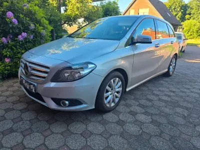 Używany Mercedes B180 Style 122 KM (89 kW) 2013 Srebrny Minivan