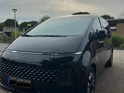 Gebraucht Hyundai Staria Signature 224 PS (164 kW) 2024 Schwarz Van / Kleinbus