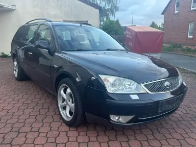 Usado Ford Mondeo Ghia 145 CV (106 kW) 2003 Negro Familiar