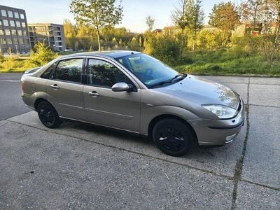 Usata Ford Focus Ghia 101 CV (74 kW) 2003 Grigio Berlina