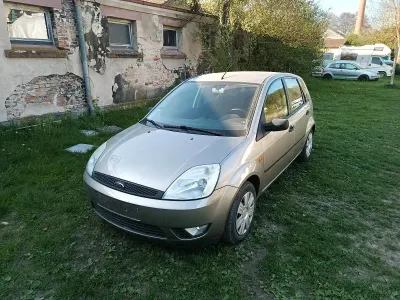 Usata Ford Fiesta 80 CV (58 kW) 2004 Oro Utilitaria