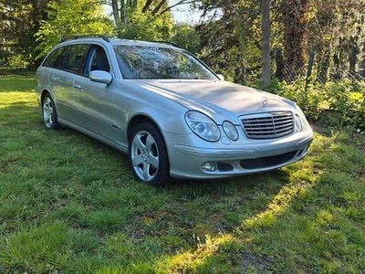 Usata Mercedes E220 Elegance 150 CV (110 kW) 2003 Argento Berlina