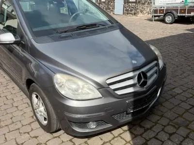 Gebraucht Mercedes B180 116 PS (85 kW) 2011 Grau Kleinwagen