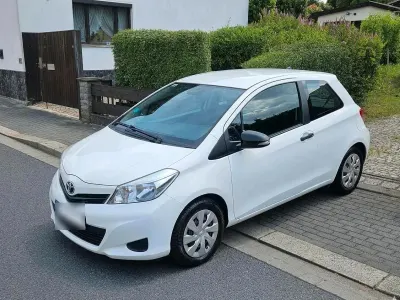 Gebraucht Toyota Yaris 70 PS (51 kW) 2013 Weiß Kleinwagen