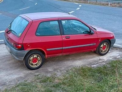 Second-hand Renault Clio 54 CP (39 kW) 1996 Roșu Hatchback