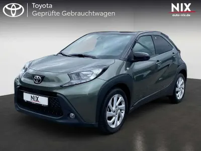 Gebraucht Toyota Aygo X Pulse 72 PS (52 kW) 2022 Cardamon green metallic/ night sky black SUV