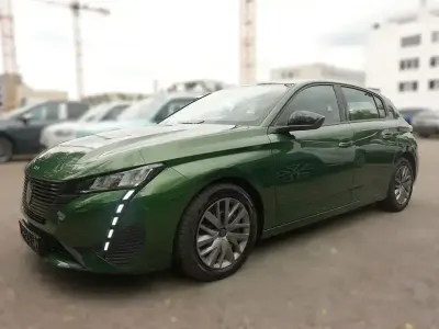 Gebraucht Peugeot 308 Active 110 PS (80 kW) 2022 Lackierung olivgrün/typ aussenverkleidun (metallic) Limousine
