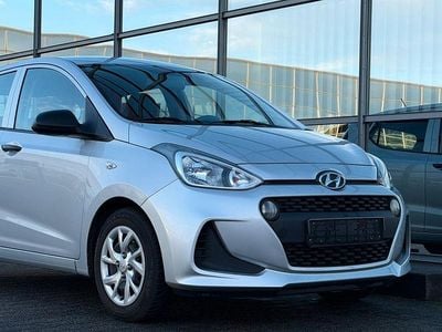 Gebraucht Hyundai i10 Basis 67 PS (49 kW) 2017 Silber Kleinwagen