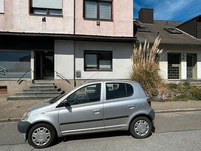 Second-hand Toyota Yaris Luna 68 CP (50 kW) 2000 Argintiu Berlinǎ