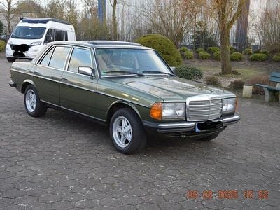 Gebraucht Mercedes E230 136 PS (100 kW) 1983 Grün Limousine