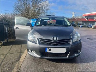 Gebraucht Toyota Verso Executive 150 PS (110 kW) 2011 Grau Van / Kleinbus