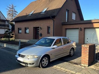 Second-hand Opel Vectra 105 CP (77 kW) 2002 Argintiu Hatchback