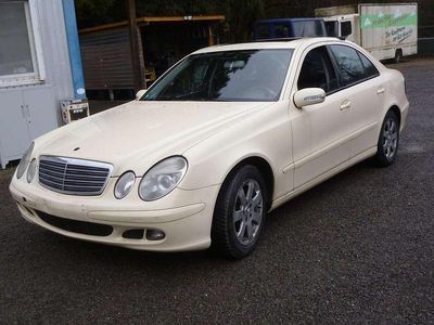 Beige Gebraucht 2006 Mercedes E200 Classic Limousine | 1.980 €