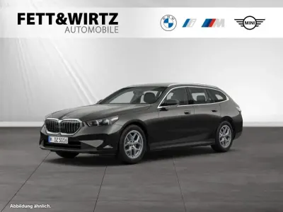 Gebraucht BMW 520 Sport Line 197 PS (144 kW) 2025 Sophistograu brillanteffekt metallic Kombi