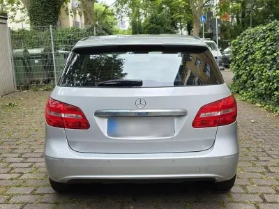 Gebraucht Mercedes B180 Style 122 PS (89 kW) 2014 Silber Kleinwagen