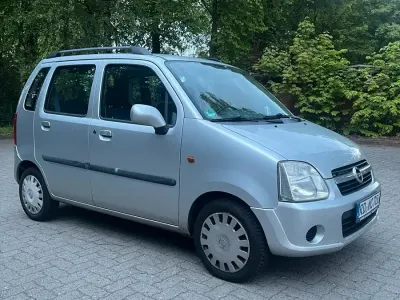 Używany Opel Agila 70 KM (51 kW) 2006 Srebrny Sedan/Limuzyna