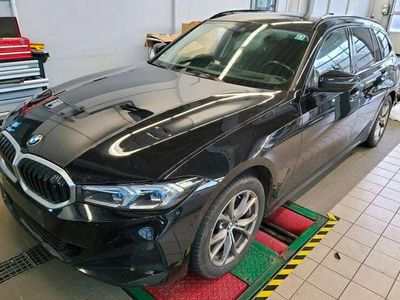Schwarz Gebraucht 2023 BMW 320 Comfort Edition Kombi | 25.900 € (Guter Preis)