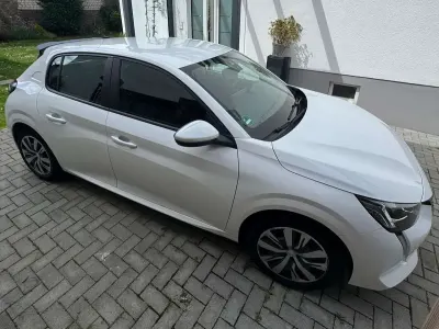 Gebraucht Peugeot 208 Active 101 PS (74 kW) 2020 Weiß Kleinwagen