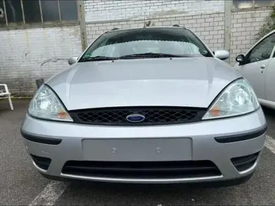 Usado Ford Focus 74 CV (54 kW) 2004 Plateado Familiar