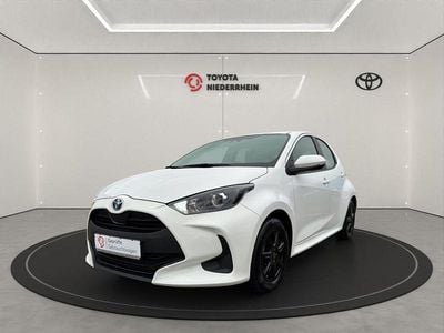 Weiß Gebraucht 2023 Toyota Yaris Hybrid Basis Limousine | 20.888 € (Fairer Preis)