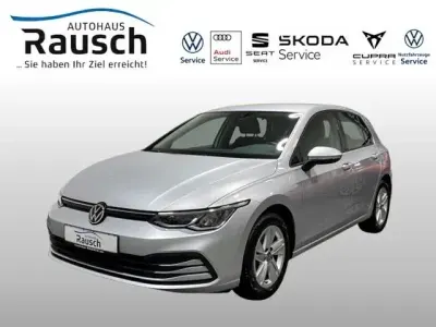 Używany VW Golf VIII Life 116 KM (85 kW) 2021 Srebrny Sedan/Limuzyna