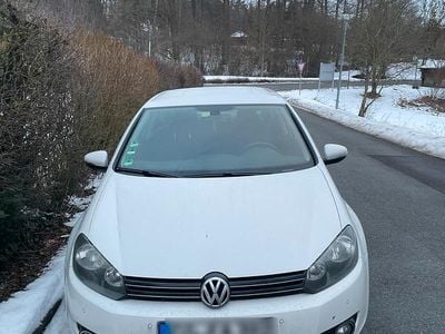 Gebraucht VW Golf VI 105 PS (77 kW) 2011 Weiß Kleinwagen