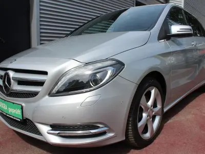 Gebraucht Mercedes B180 Sport 122 PS (89 kW) 2014 Silber Van / Kleinbus