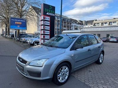 Gebraucht Ford Focus Trend 101 PS (74 kW) 2005 Silber Limousine