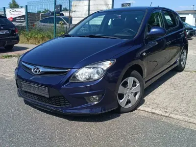 Gebraucht Hyundai i30 Edition 90 PS (66 kW) 2011 Blau Limousine