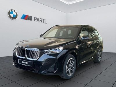 Saphirschwarz metallic Neu 2025 BMW iX1 M Sport SUV | 49.900 € (Guter Preis)