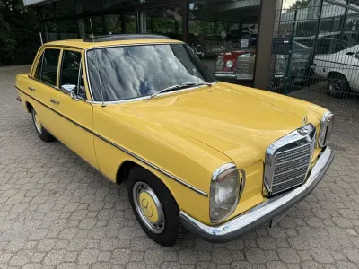 Gebraucht Mercedes W115 105 PS (77 kW) 1973 Gelb Limousine