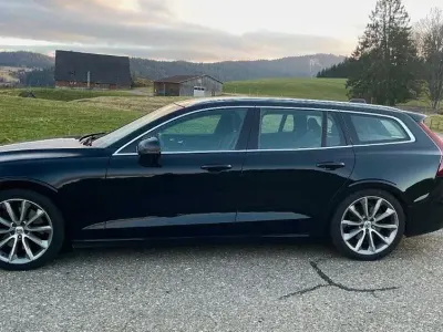 Gebraucht Volvo V60 Momentum 250 PS (183 kW) 2019 Schwarz Kombi
