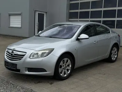 Gebraucht Opel Insignia Edition 140 PS (102 kW) 2009 Argon silber/ice silver (m2) Limousine
